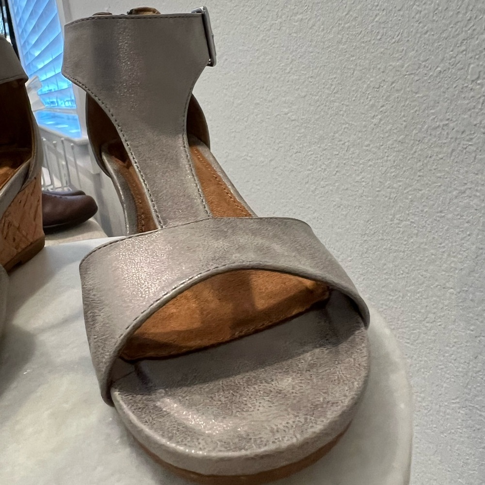 Metallic Wedge Sandals - Picture 5 of 8